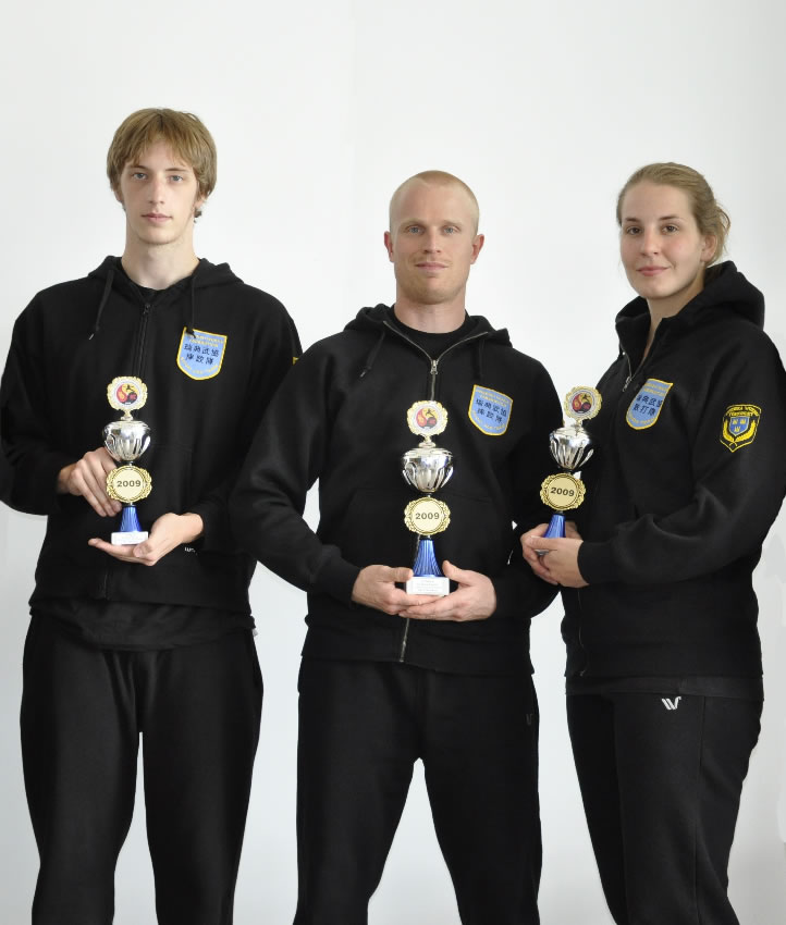 Svenska medaljörer i 3rd World Kuoshu Championship Tournament 2009. Fr v: brons shuai jiao Alexander  Frejd, silver shuaijiao Ola Törnkvist & brons Lei Tai /sanda Paulina Wysotzky.